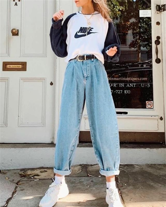tonårsklänning stil mamma jeans i kombination med en Nike blus