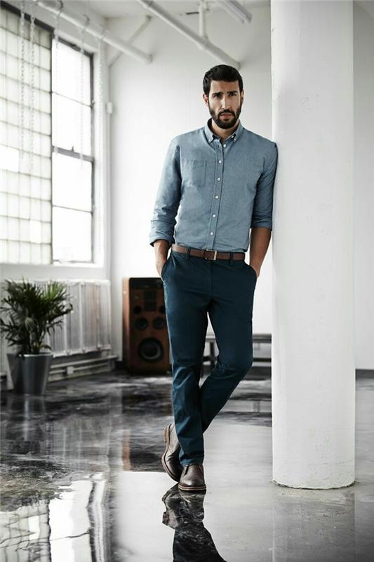hur man klär sig bra för en modern affärsman, exempel på mörkblå smala byxor i kombination med bälte och brun lädersko