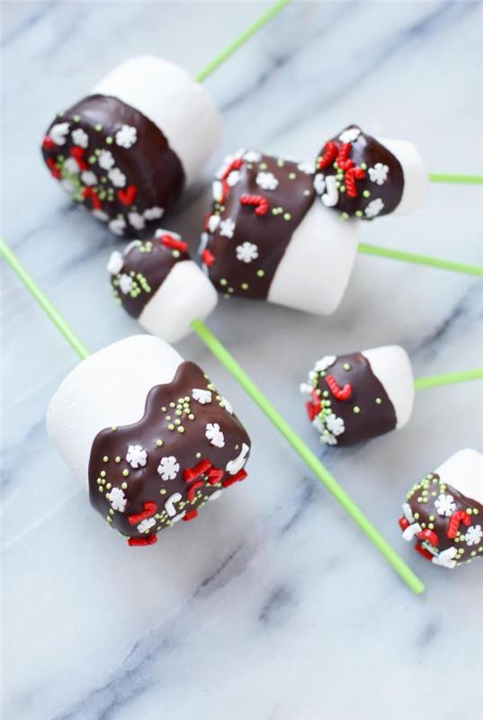 domáce lízanky z marshmallow a malé čokoládové dekorácie rýchly a ľahký nápad na vianočný recept