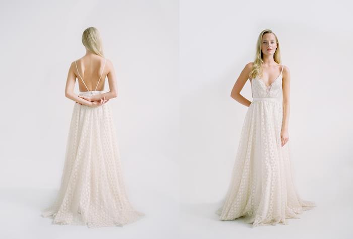 bohémsky elegantný nápad na svadobné šaty rovného strihu, odhalený chrbát a tenké ramienka, biely a slonovinový vzor bodky
