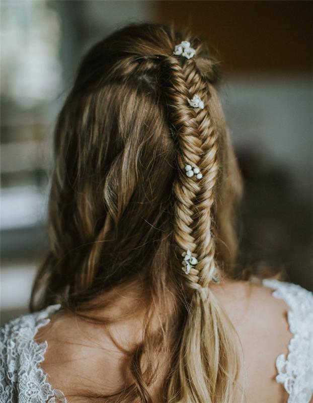 enkel flätad modell på långt ljusbrunt hår, bröllopsklänning med spetsar, dekorativa vita blommor