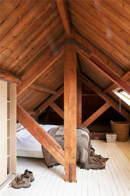 جناح الوالدين تحت سقف في ضوء الخشب الأرضيات في الأرضيات ترتيب غرفة نوم تحت المنحدر