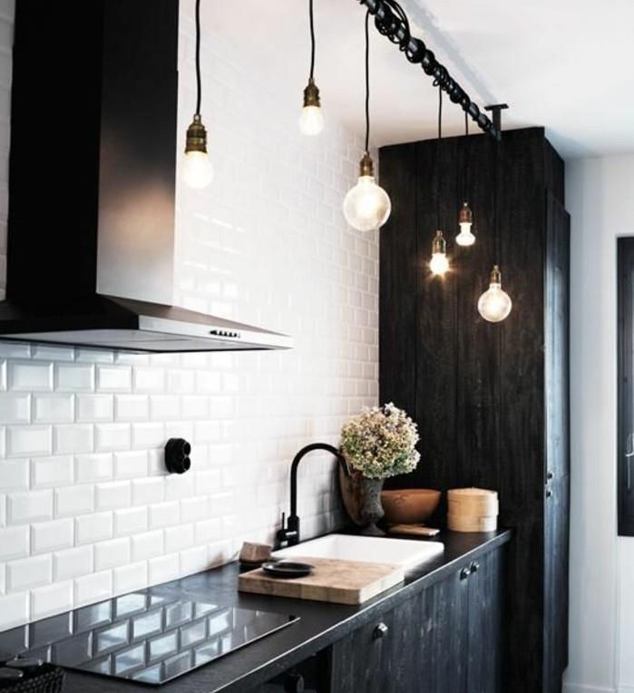 ohromujúca kuchyňa v čierno-bielom-priemyselnom-loftovom štýle-biela-tehlová stena-priemyselná-vinobranie-žiarovky