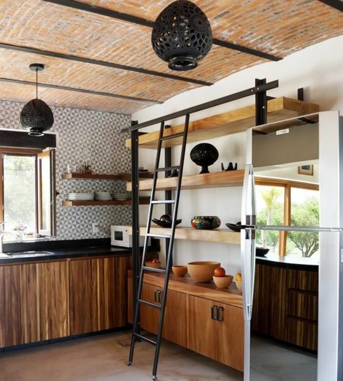 nádherný nápad, ako renovovať vašu kuchyňu-tehlový strop-drevená-kuchynský-nábytok-čierna-pultové schody