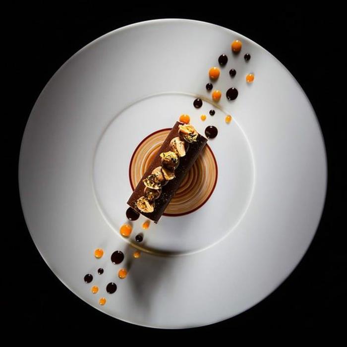 Dezertný prezentačný dezertný tanier s okrúhlou čokoládou