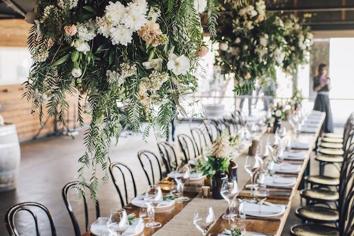 závesné zeleninové gule s kvetmi nad rustikálnym stolom, behúň na jutu, vidiecky elegantná dekorácia svadobného stola
