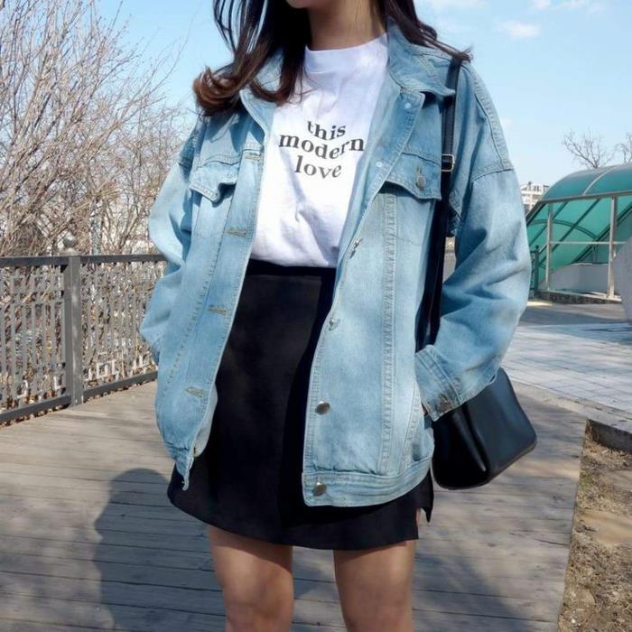 Klassisk outfit kvinna tjej swag bilder swag attityd kort kjol vit t-shirt