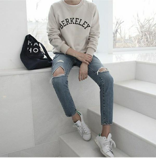 tröja-chic-grå-kvinna-byxor-denim-med-hål-mode-sneakers-vit