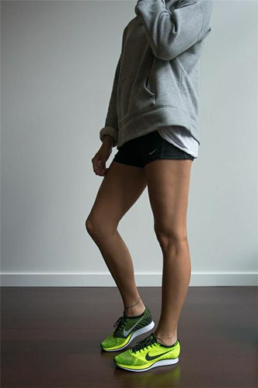 tröja-grå-kvinna-outfit-sport-sneakers-grön-trend-kvinna