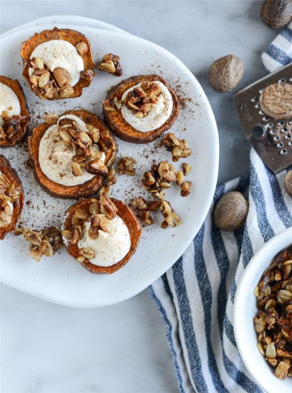 sötpotatis, med färskost och nötter, vegetariska superskålsrecept, i en vit tallrik