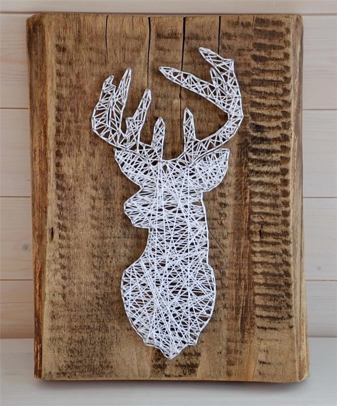 enkel DIY -idé med en massiv träpanel dekorerad med vit tråd och spikar som bildar ett rådjurhuvud