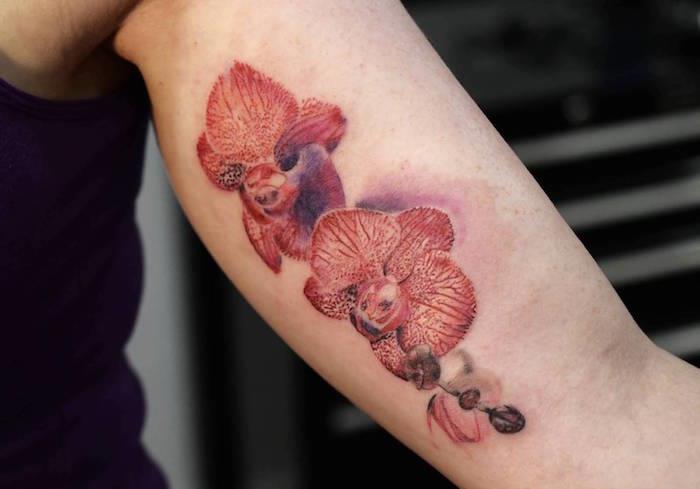 Tetovacie kvety znamenajúce ženu s červenou orchideou