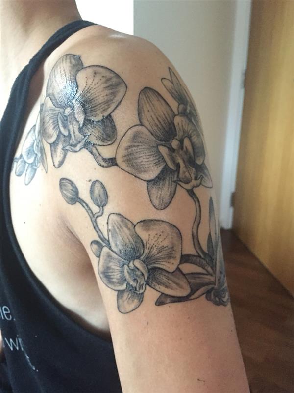 tetovanie čiernych bielych kvetov orchideí na ramene