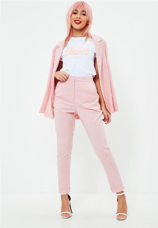 outfit i vitt och pastellrosa, chic kvinna i klädstil i rosa kostym med t-shirt och sandaler med häl