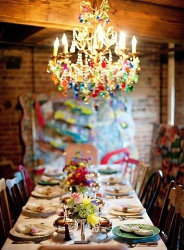 matbord-med-vackert-bord-dekoration-blommorna-bord-ljuskronor-original-design