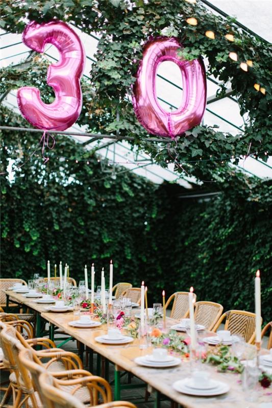 exempel hur man organiserar en födelsedagsfest i trädgården med rustik bordsdekoration och 30 års ballong