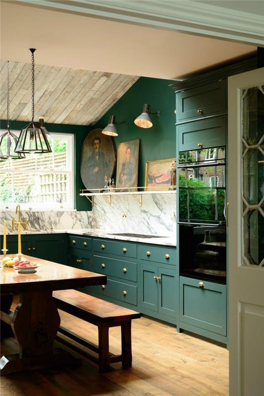 فكرة لون تكميلية لتصميم مطبخ أخضر على شكل حرف L مع رخامي وأثاث ظل أخضر داكن