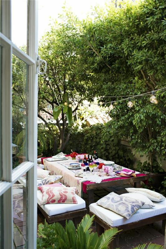 bord-med-bänk-trä-trädgård-bord-modern-innergård-trädgård-masion-grön-växt