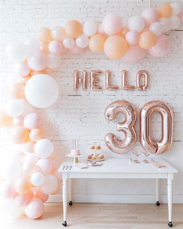 anordna en låg budget födelsedagsfest hemma, vit rumsdekoration med pastellfärgade ballonger för 30 års födelsedagsfest