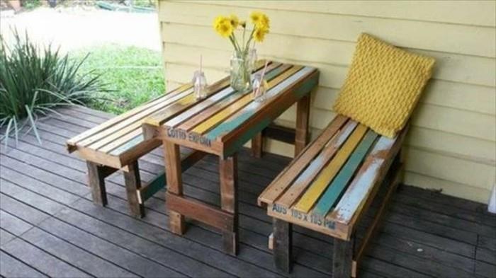 pall-soffbord-och-pallbänk-enkel-stil-på-verandan-av-en-blomma-deco-hus