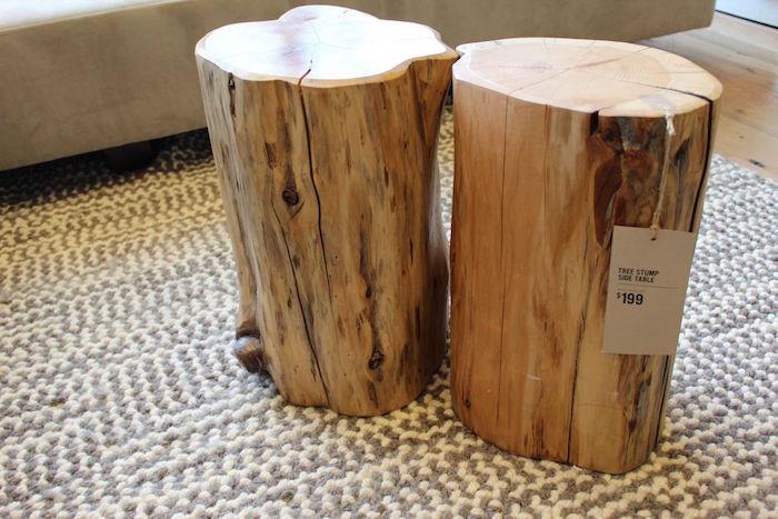 طاولة صغيرة من الخشب الخام منحوتة من جذع الشجر الطبيعي لديكور ريفي