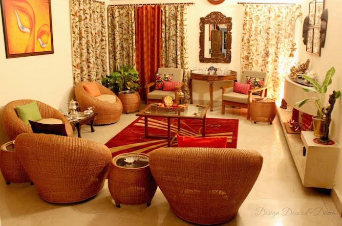 vardagsrum med exotisk chic atmosfär, bohemisk dekoration med föremål från världen