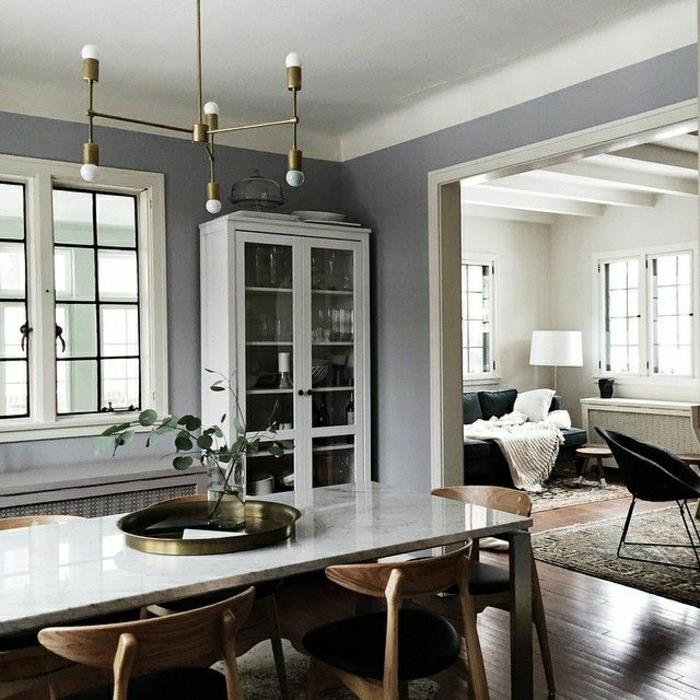 soffbord-marmor-trä-golv-parkett-guld-ljuskrona-idé-blommor-grå-vägg-bokhylla
