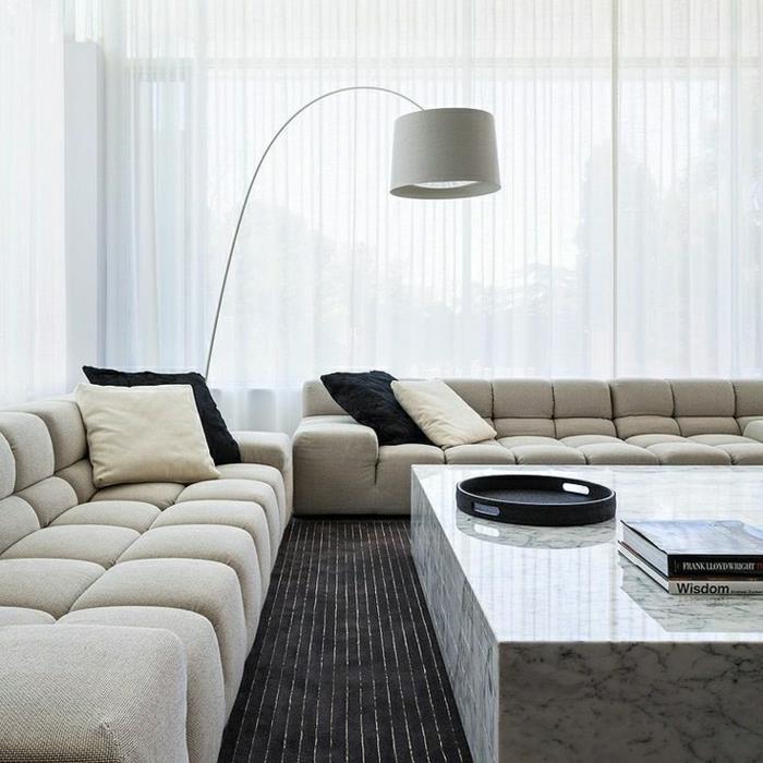 soffbord-marmor-svart-matta-beige-soffa-läslampa-beige-svart-kuddar