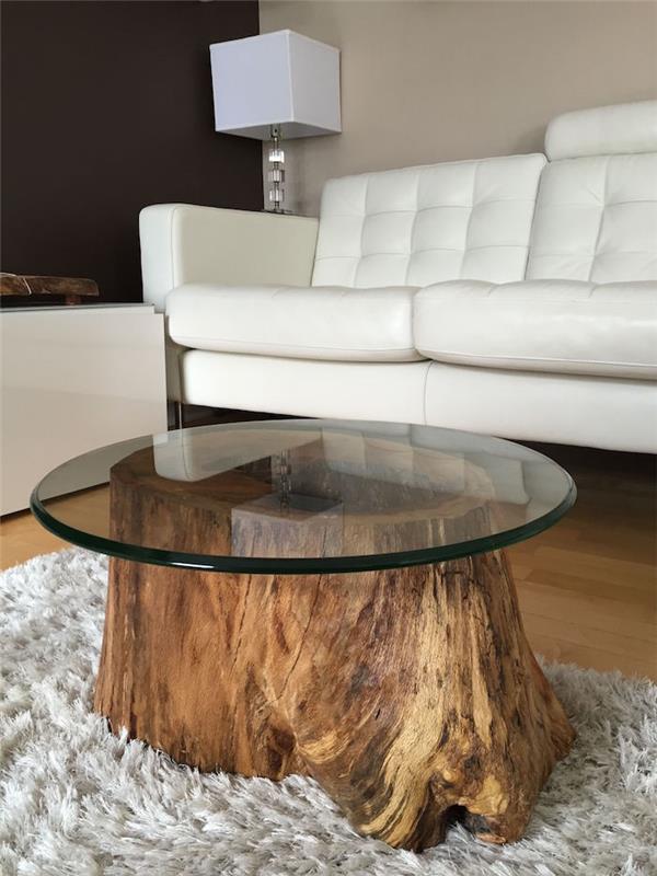 طاولة قهوة منخفضة من الخشب الصلب مع سطح زجاجي دائري لتزيين غرفة المعيشة مع أريكة بيضاء