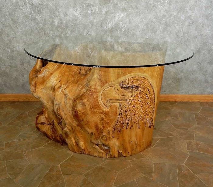 طاولة قهوة منقوشة منحوتة على شكل جذع شجرة مع سطح زجاجي