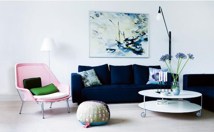Šedá a ružová spálňa, akú farbu spojiť s práškovo ružovým interiérovým dizajnom modrej sedačky