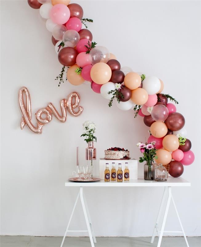 exempel på billig födelsedagsdekoration med ballonger i rosa och korall, kakhörna och drycker till födelsedagen