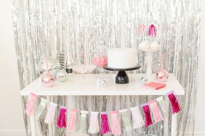 kvinna 30 -årsjubileum med fest hemma, festhörna med desserter och tårta med silver- och rosa dekoration