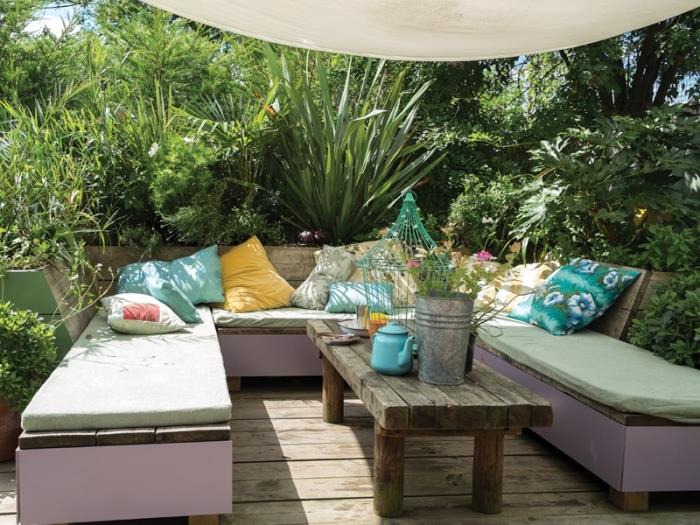 útulná atmosféra v malej záhrade zariadenej multifunkčným nábytkom, napríklad záhradná lavička s úložným priestorom