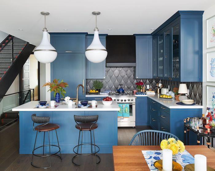Modro-biela stena pre modrú kuchyňu, krásna dvojfarebná kuchyňa so žltými kvetmi na ozdobu, maľovanie jedálne s pripojenou kuchyňou