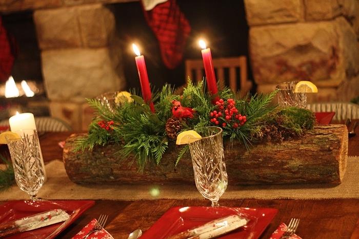 träbord öppen spis sten röd strumpa noel traditionell julbord röda ljus grönska glasögon