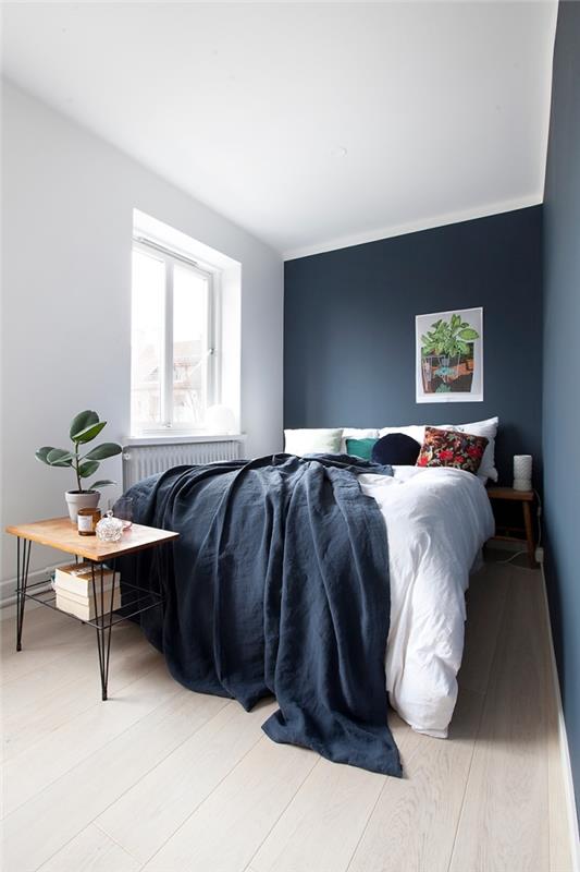 ako mať 2 farby v miestnosti, malý minimalistický dekor spálne s tmavomodrými stenami s drevenými akcentmi