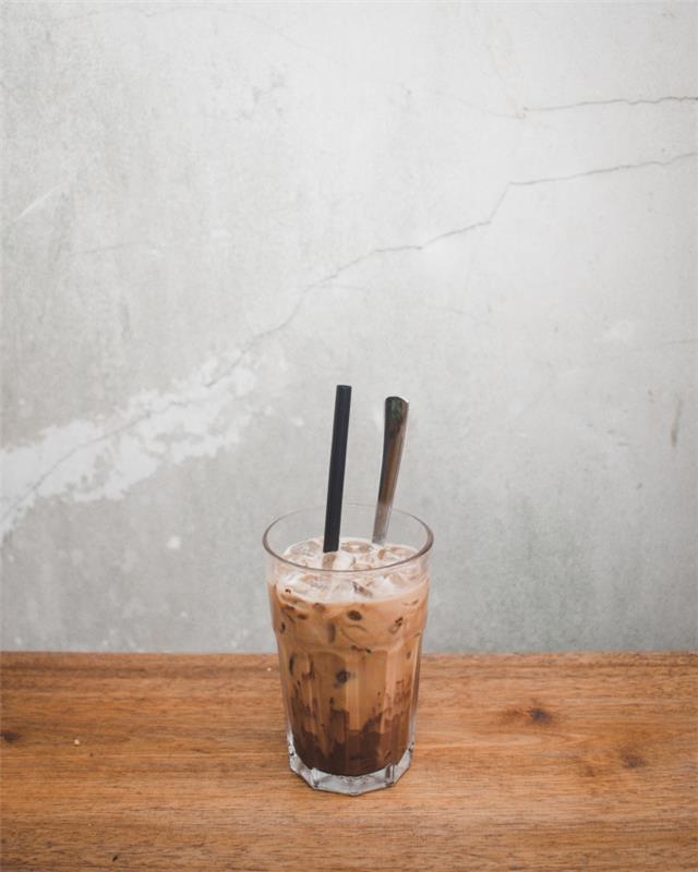 ako urobiť ľahké ľadové latte, príklad skla naplneného vychladeným latte s kockami ľadu a rozpustenou čokoládou