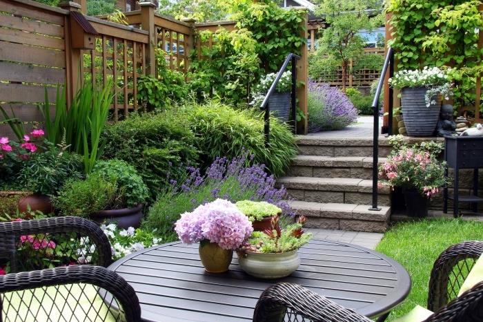 كيف تنشئ حديقتك بالطاولة والكراسي وديكور الفناء الخلفي بسياج خشبي وتراس خرساني