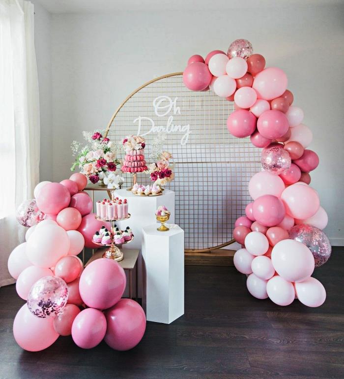 flicka födelsedag godis bar dekorerad med ballong båge med en rund galler struktur, flicka födelsedag dekoration