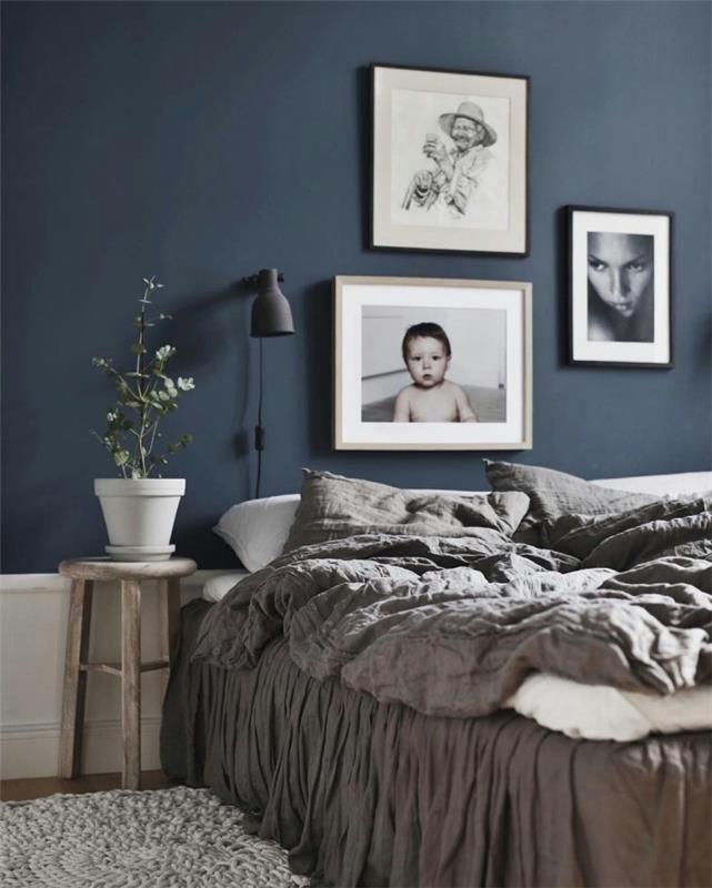 minimalistický dekor spálne s tmavomodrými stenami, škandinávske usporiadanie miestnosti s polnočnými modrými stenami