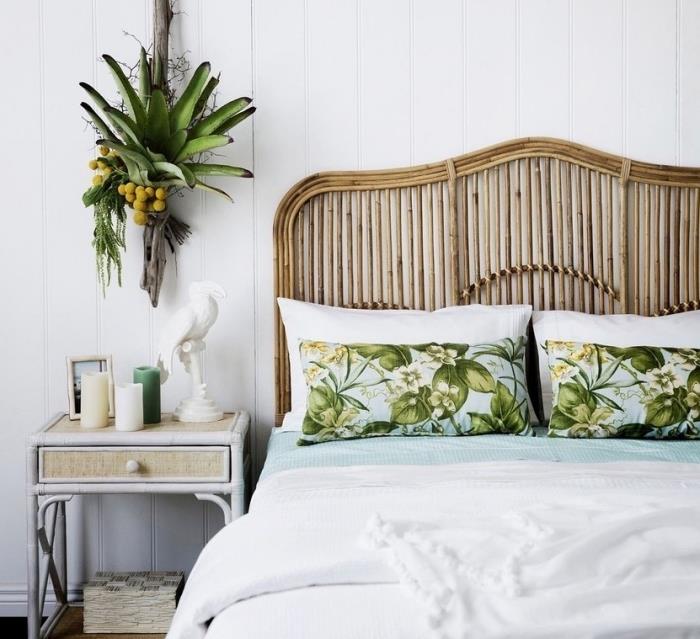 vyrobte bambusové čelo postele, dekoráciu tropickej spálne s dreveným nábytkom, modré vankúše so vzormi zelených listov