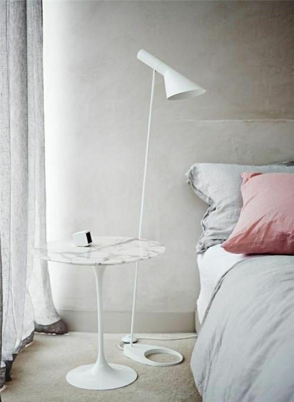 vit-marmor-sängbord-beige-matta-långa gardiner-sovrum-