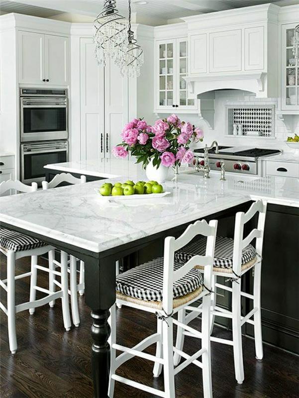 blomma-marmor-kök-bord-på-det-inre-bordet-trä-parkett-golv-trä-stol