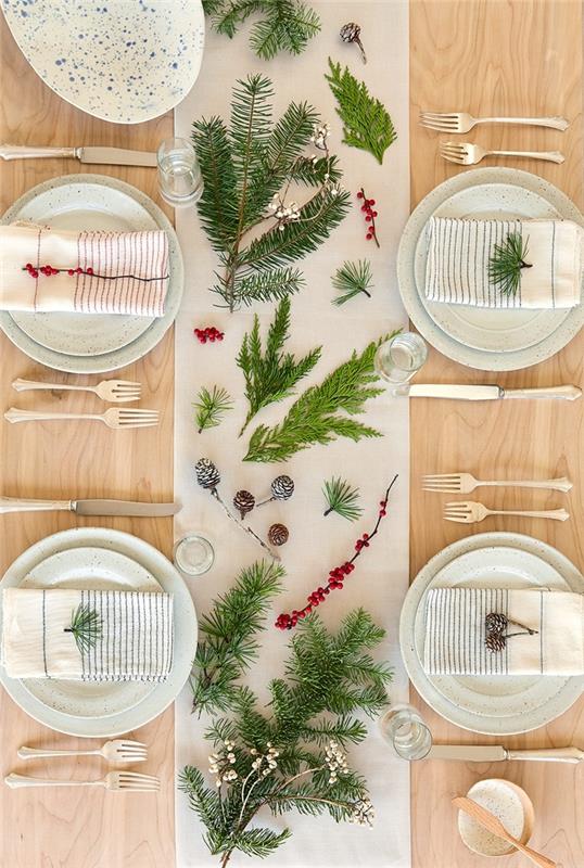 rött och guld julbord hur man ordnar locken festligt bord minimalistisk natur stil gröna grenar
