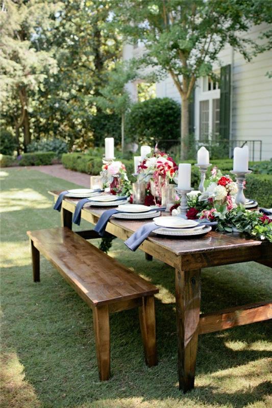 picknick-bord-grön-gräsmatta-blomma-tallrik-på-trä-bord-bord-dekoration
