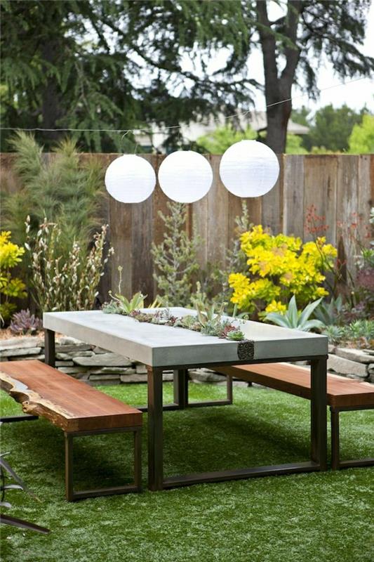 grön-gräsmatta-picknick-bord-modern-innergård-trädgård-picknick-bord