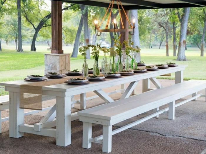 picknick-bord-bord-med-trä-bänk-vit-lunch-utanför
