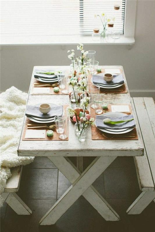picknick-bord-bord-med-trä-bänk-vit-hemlagad-frukost