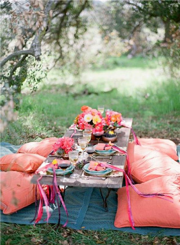picknick-bord-trädgård-soffbord-rosa-kuddar-trädgård-äta